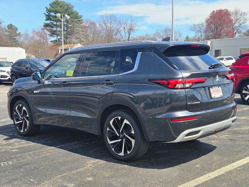 Mitsubishi Outlander Plug-In Hybrid Vehicle Full-screen Gallery Image 03