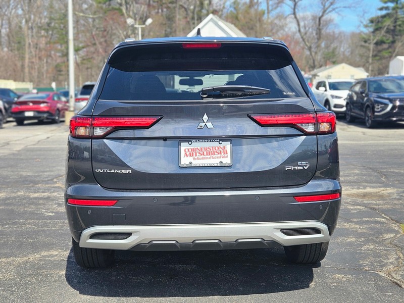 Mitsubishi Outlander Plug-In Hybrid Vehicle Full-screen Gallery Image 04