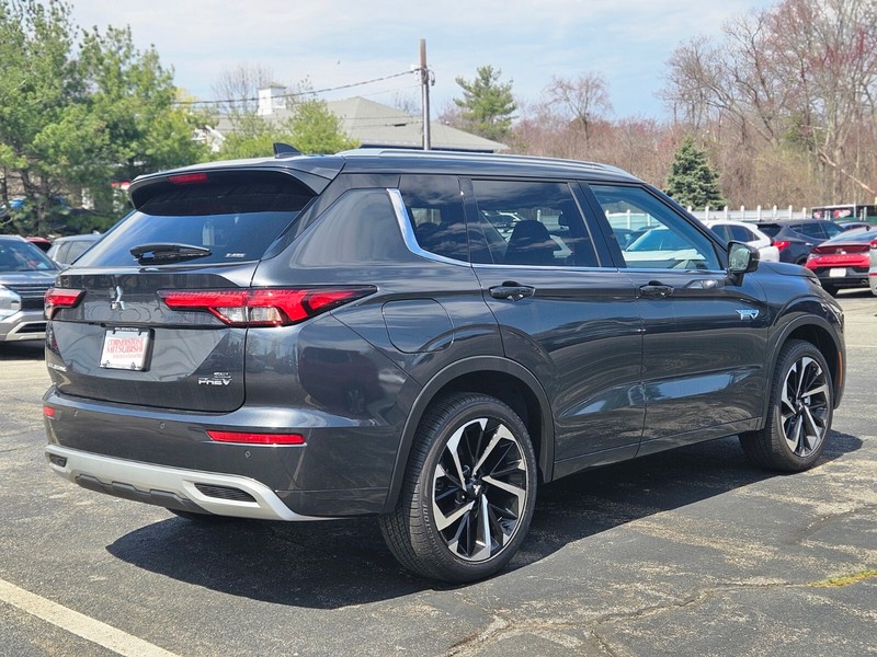 Mitsubishi Outlander Plug-In Hybrid Vehicle Full-screen Gallery Image 05