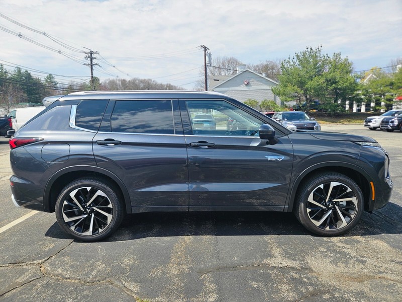 Mitsubishi Outlander Plug-In Hybrid Vehicle Full-screen Gallery Image 06