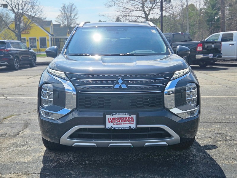 Mitsubishi Outlander Plug-In Hybrid Vehicle Full-screen Gallery Image 08