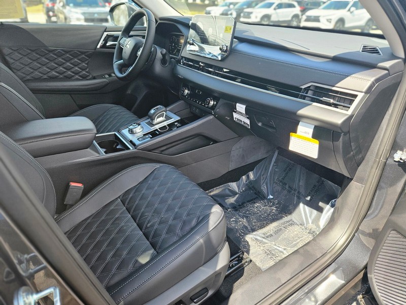 Mitsubishi Outlander Plug-In Hybrid Vehicle Full-screen Gallery Image 09