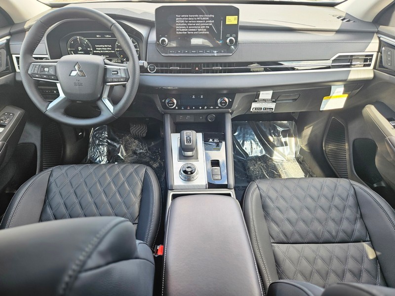 Mitsubishi Outlander Plug-In Hybrid Vehicle Full-screen Gallery Image 10