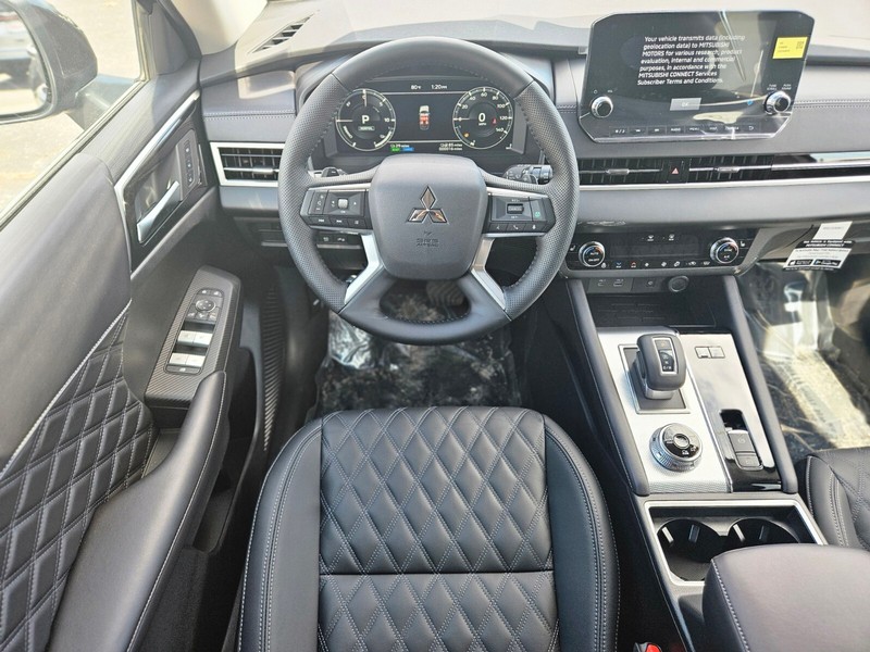 Mitsubishi Outlander Plug-In Hybrid Vehicle Full-screen Gallery Image 11