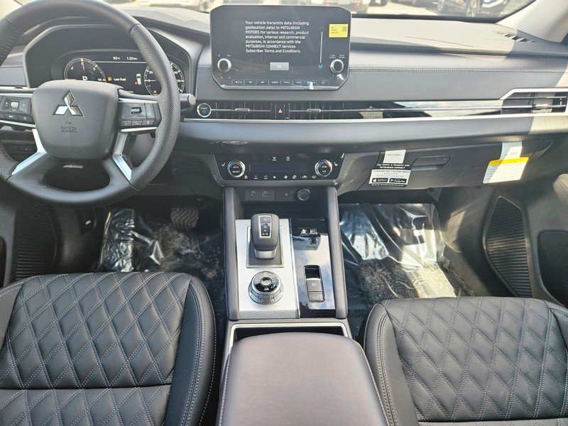 Mitsubishi Outlander Plug-In Hybrid Vehicle Full-screen Gallery Image 12