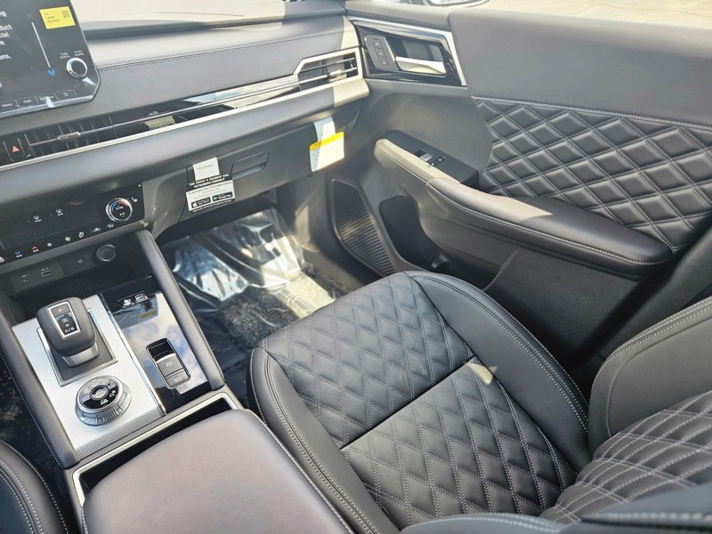 Mitsubishi Outlander Plug-In Hybrid Vehicle Full-screen Gallery Image 13