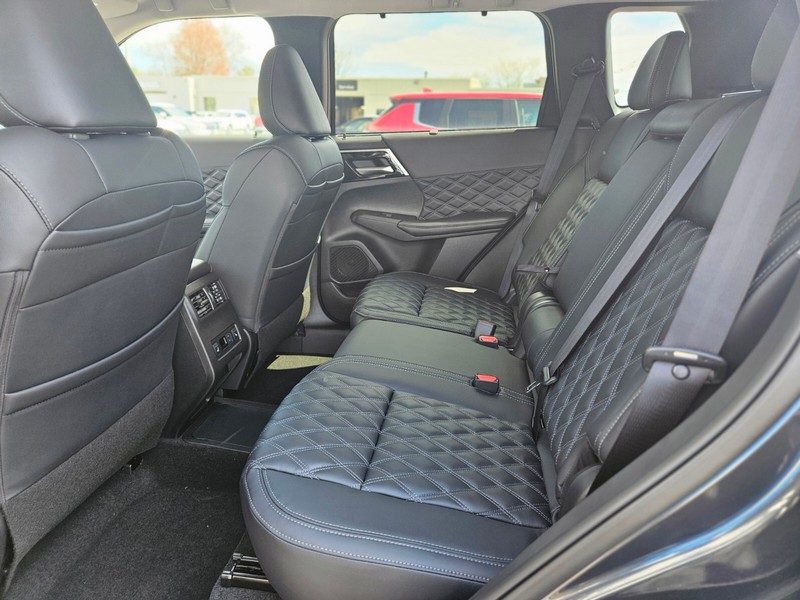 Mitsubishi Outlander Plug-In Hybrid Vehicle Full-screen Gallery Image 14