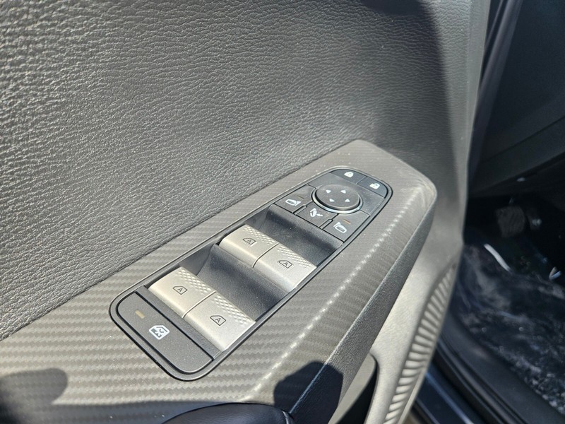 Mitsubishi Outlander Plug-In Hybrid Vehicle Full-screen Gallery Image 15