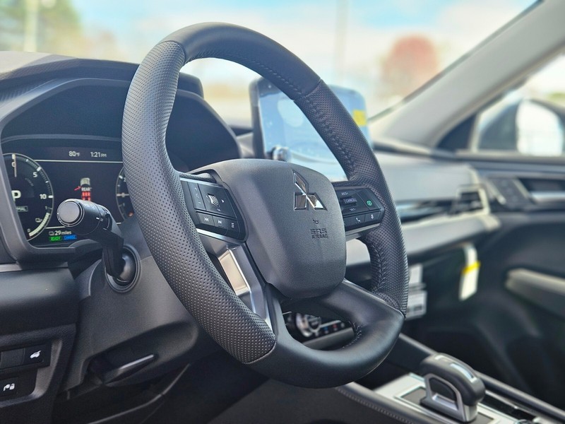 Mitsubishi Outlander Plug-In Hybrid Vehicle Full-screen Gallery Image 16