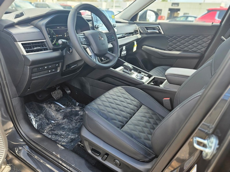 Mitsubishi Outlander Plug-In Hybrid Vehicle Full-screen Gallery Image 17