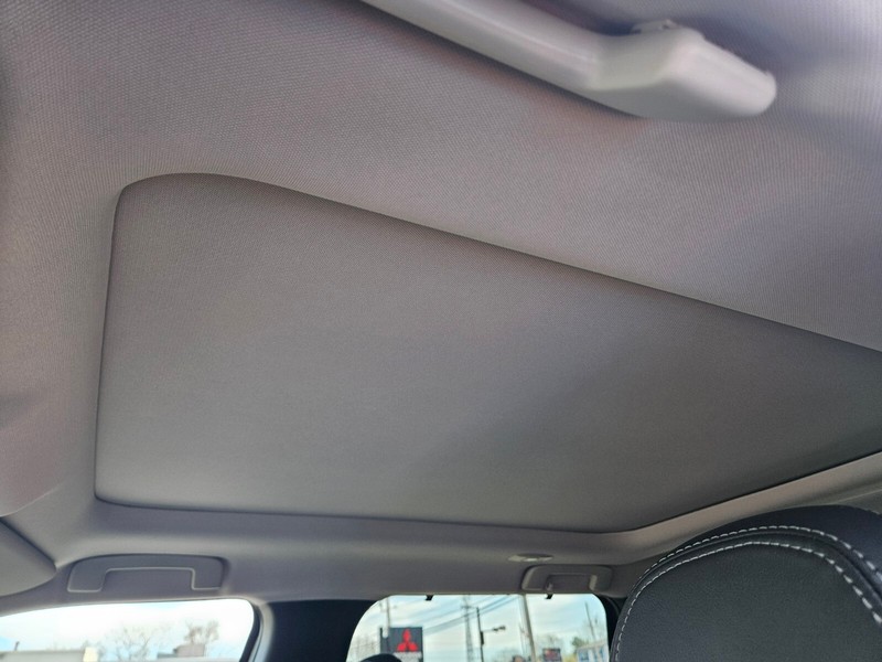 Mitsubishi Outlander Plug-In Hybrid Vehicle Full-screen Gallery Image 18