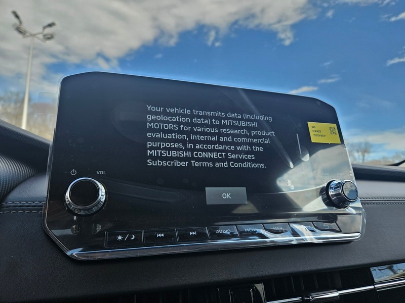 Mitsubishi Outlander Plug-In Hybrid Vehicle Full-screen Gallery Image 19