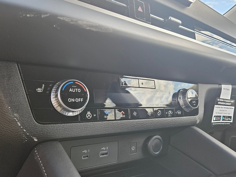 Mitsubishi Outlander Plug-In Hybrid Vehicle Full-screen Gallery Image 21