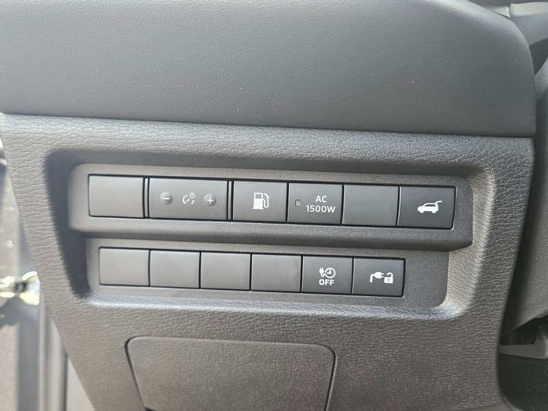 Mitsubishi Outlander Plug-In Hybrid Vehicle Full-screen Gallery Image 22