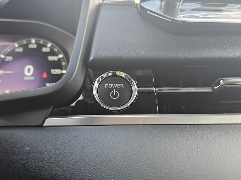 Mitsubishi Outlander Plug-In Hybrid Vehicle Full-screen Gallery Image 23