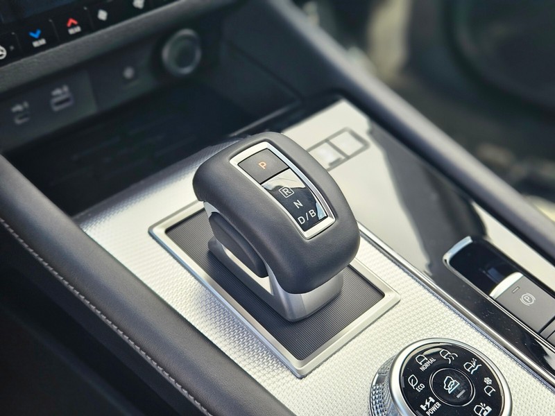 Mitsubishi Outlander Plug-In Hybrid Vehicle Full-screen Gallery Image 24