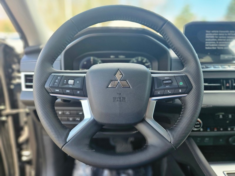 Mitsubishi Outlander Plug-In Hybrid Vehicle Full-screen Gallery Image 25