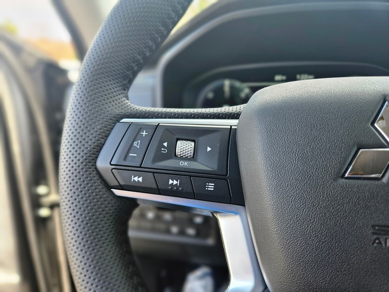 Mitsubishi Outlander Plug-In Hybrid Vehicle Full-screen Gallery Image 26