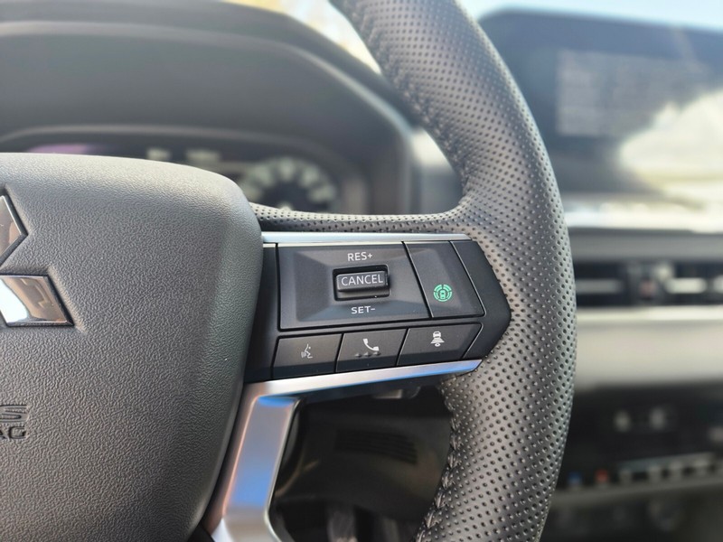 Mitsubishi Outlander Plug-In Hybrid Vehicle Full-screen Gallery Image 27