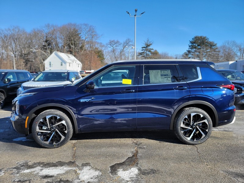 Mitsubishi Outlander Plug-In Hybrid Vehicle Full-screen Gallery Image 02