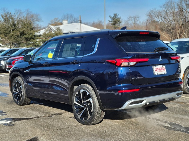 Mitsubishi Outlander Plug-In Hybrid Vehicle Full-screen Gallery Image 03