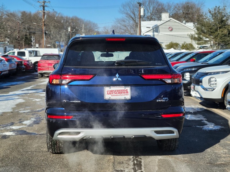 Mitsubishi Outlander Plug-In Hybrid Vehicle Full-screen Gallery Image 04