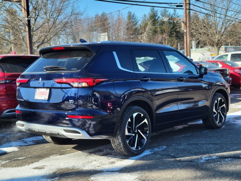 Mitsubishi Outlander Plug-In Hybrid Vehicle Full-screen Gallery Image 05