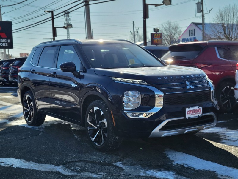 Mitsubishi Outlander Plug-In Hybrid Vehicle Full-screen Gallery Image 07