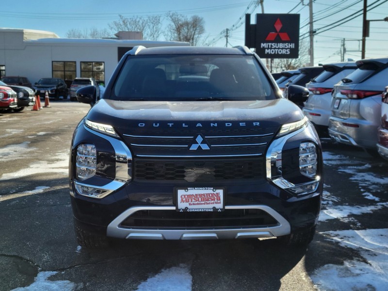 Mitsubishi Outlander Plug-In Hybrid Vehicle Full-screen Gallery Image 08