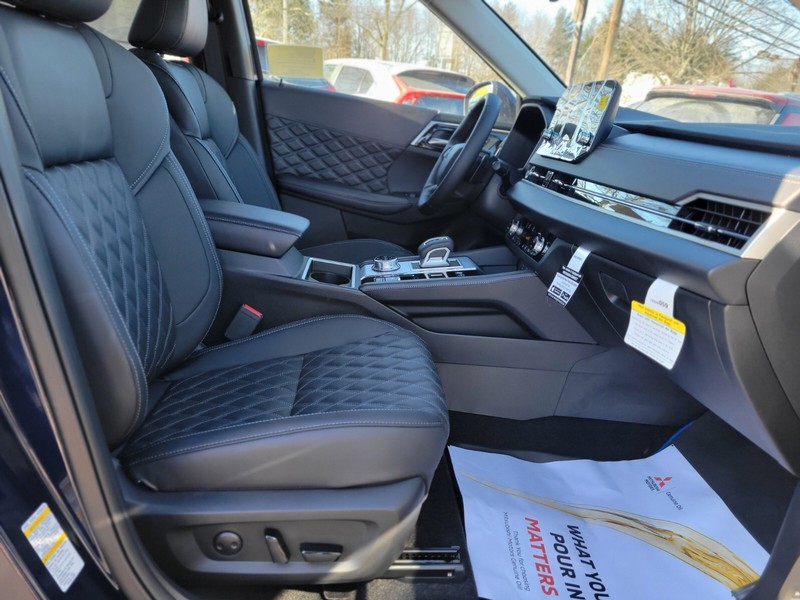 Mitsubishi Outlander Plug-In Hybrid Vehicle Full-screen Gallery Image 09