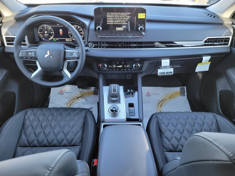 Mitsubishi Outlander Plug-In Hybrid Vehicle Full-screen Gallery Image 10