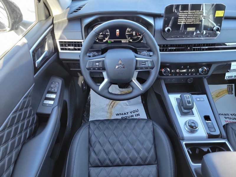 Mitsubishi Outlander Plug-In Hybrid Vehicle Full-screen Gallery Image 11