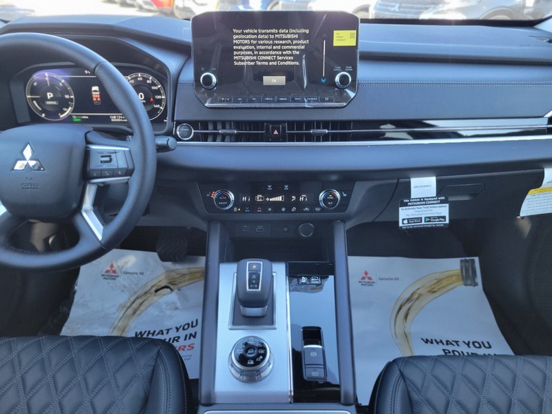 Mitsubishi Outlander Plug-In Hybrid Vehicle Full-screen Gallery Image 12