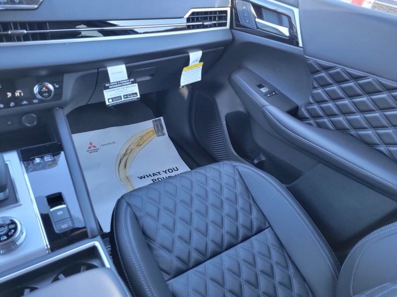 Mitsubishi Outlander Plug-In Hybrid Vehicle Full-screen Gallery Image 13