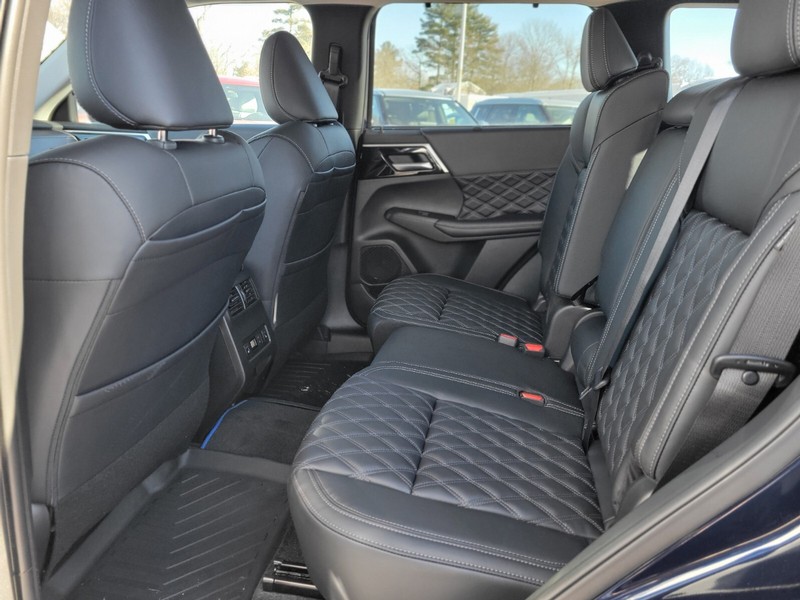 Mitsubishi Outlander Plug-In Hybrid Vehicle Full-screen Gallery Image 14