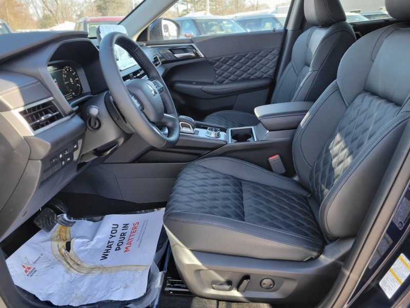 Mitsubishi Outlander Plug-In Hybrid Vehicle Full-screen Gallery Image 15