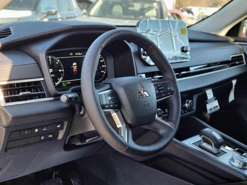 Mitsubishi Outlander Plug-In Hybrid Vehicle Full-screen Gallery Image 16