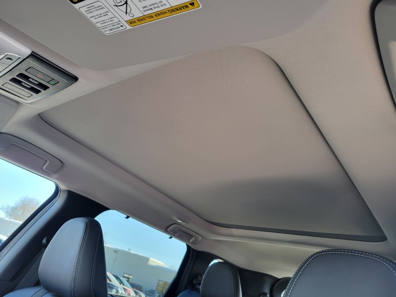 Mitsubishi Outlander Plug-In Hybrid Vehicle Full-screen Gallery Image 17