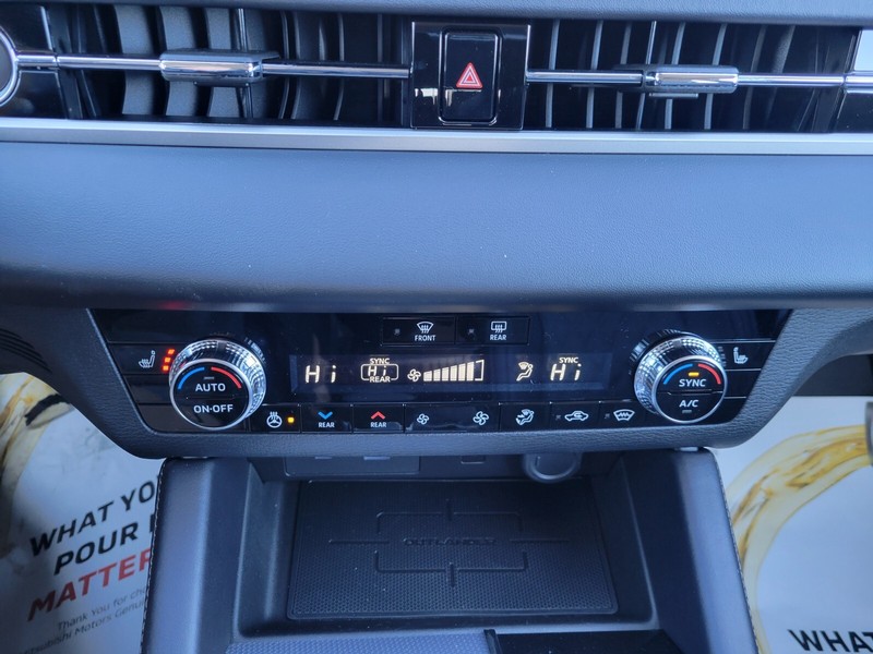 Mitsubishi Outlander Plug-In Hybrid Vehicle Full-screen Gallery Image 20