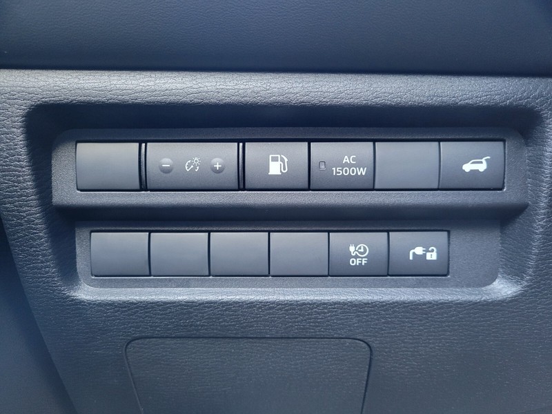 Mitsubishi Outlander Plug-In Hybrid Vehicle Full-screen Gallery Image 21