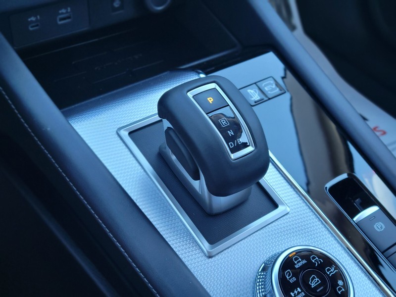 Mitsubishi Outlander Plug-In Hybrid Vehicle Full-screen Gallery Image 23