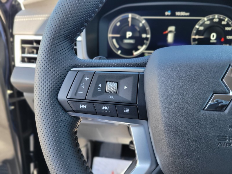 Mitsubishi Outlander Plug-In Hybrid Vehicle Full-screen Gallery Image 25