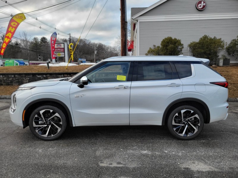 Mitsubishi Outlander Plug-In Hybrid Vehicle Full-screen Gallery Image 02
