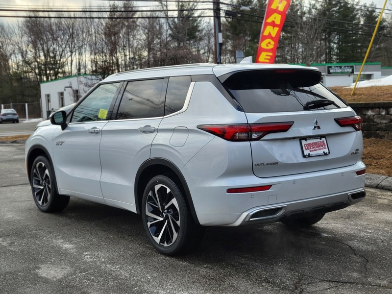 Mitsubishi Outlander Plug-In Hybrid Vehicle Full-screen Gallery Image 03