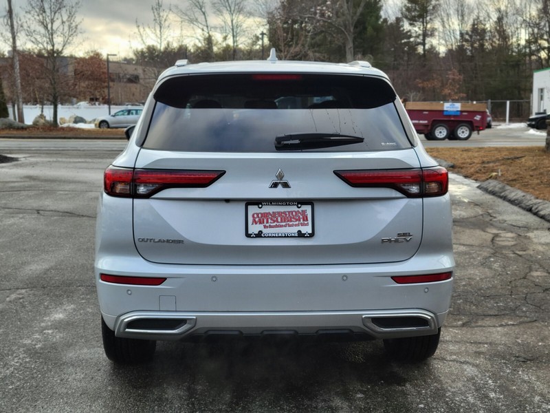 Mitsubishi Outlander Plug-In Hybrid Vehicle Full-screen Gallery Image 04