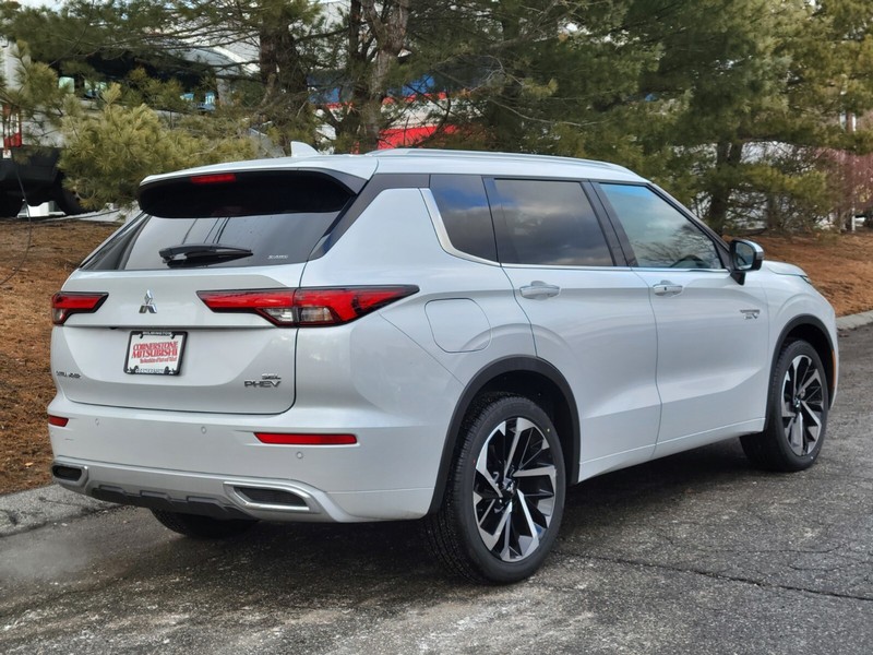 Mitsubishi Outlander Plug-In Hybrid Vehicle Full-screen Gallery Image 05