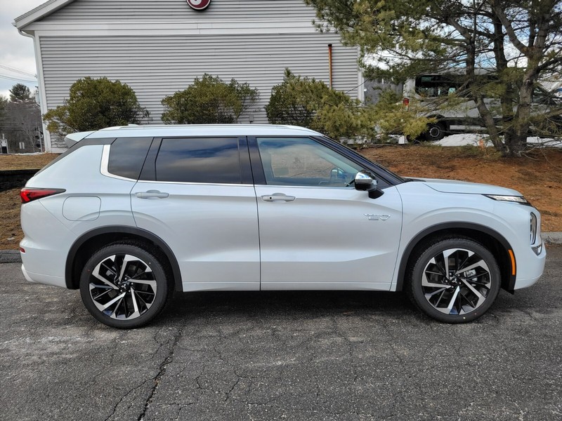 Mitsubishi Outlander Plug-In Hybrid Vehicle Full-screen Gallery Image 06