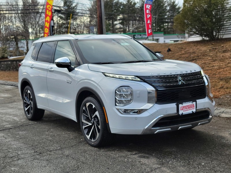 Mitsubishi Outlander Plug-In Hybrid Vehicle Full-screen Gallery Image 07