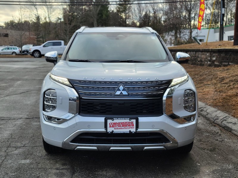 Mitsubishi Outlander Plug-In Hybrid Vehicle Full-screen Gallery Image 08