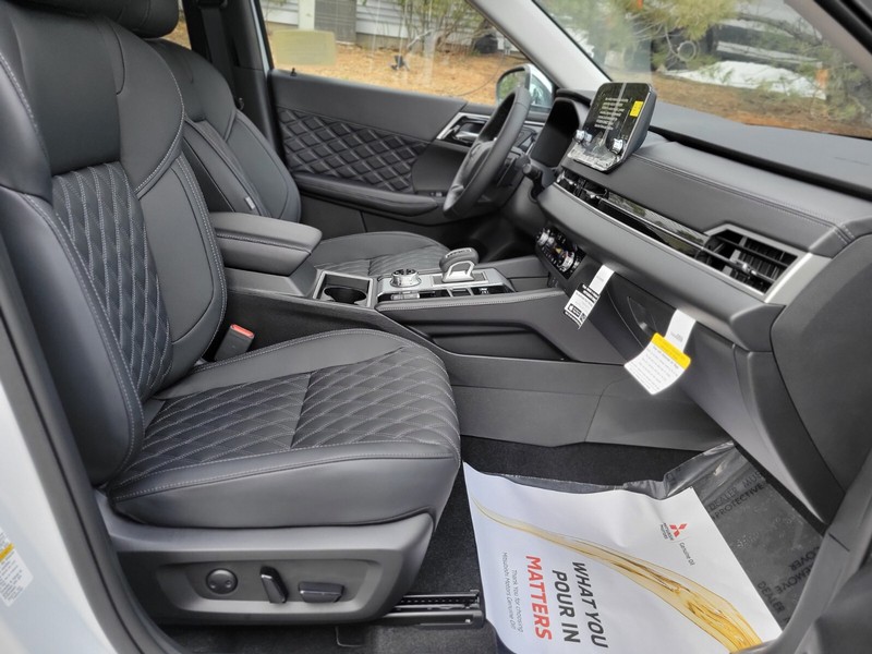 Mitsubishi Outlander Plug-In Hybrid Vehicle Full-screen Gallery Image 09